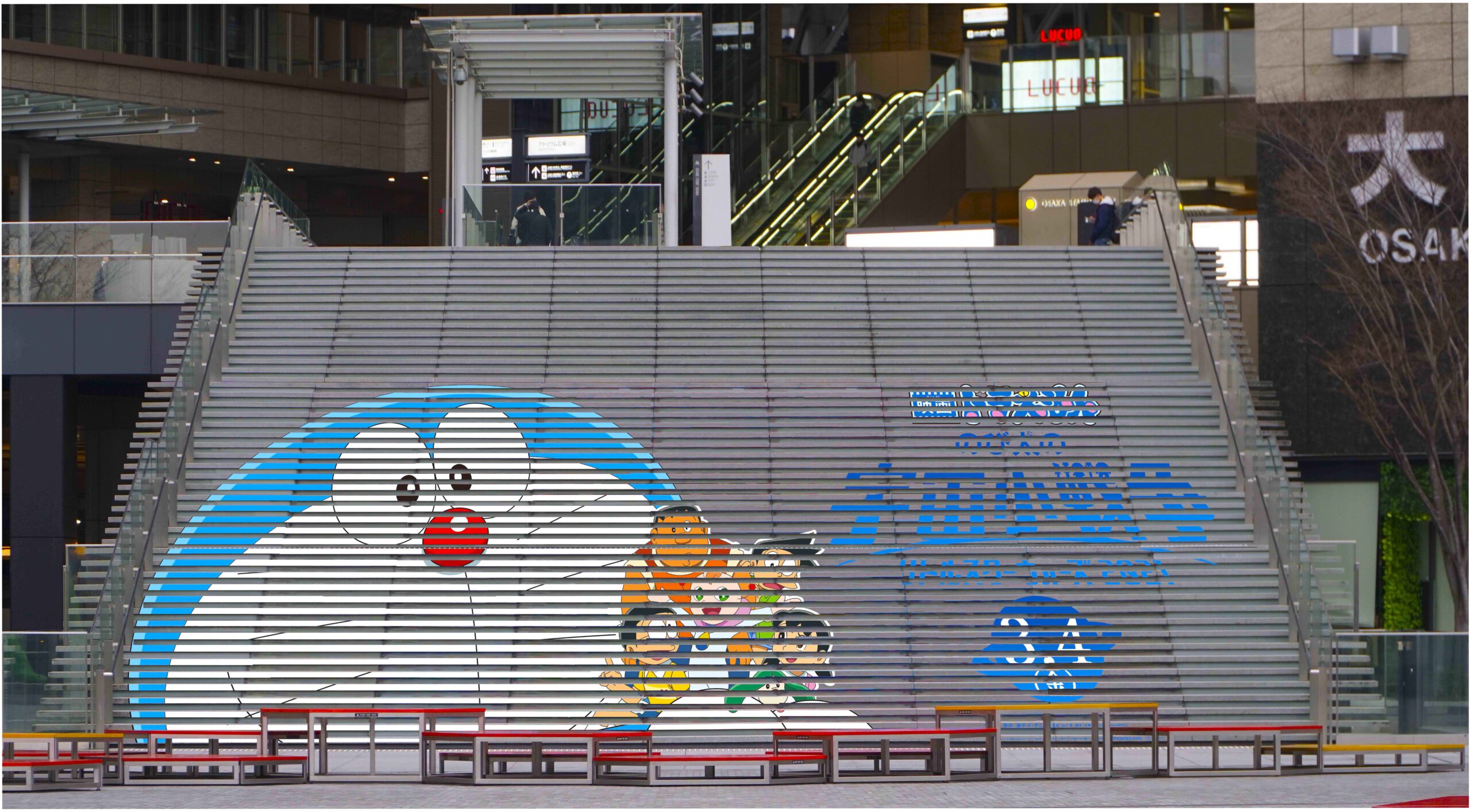 映画ドラえもん のび太の宇宙小戦争 21 大阪の玄関口 うめきた広場 大階段に巨大なドラえもんが登場 Cineboze 関西の映画 シーンを伝えるサイト キネ坊主