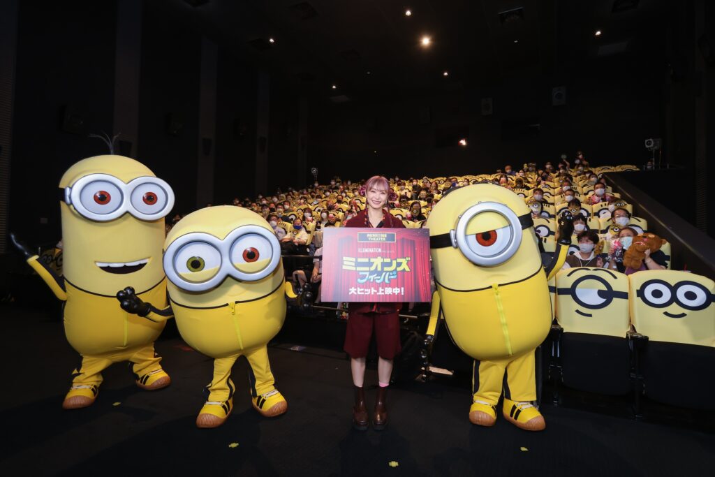 ミニオンで制覇されているシアターは圧巻 ミニオンズ フィーバー ｔｏｈｏシネマズなんばが ミニオンズシアター となり 特別支配人のlisaさんを迎え舞台挨拶開催 Cineboze 関西の映画シーンを伝えるサイト キネ坊主